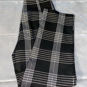 NEVER WORN PLAID CAPRI PANTS!